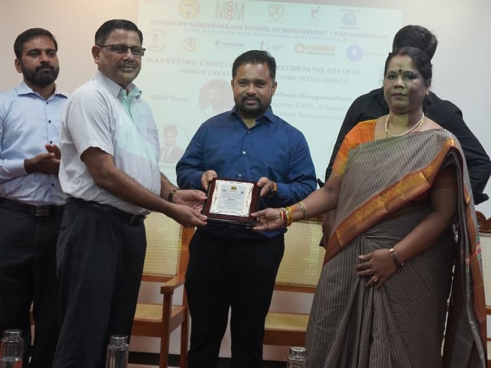 MDSR Magesh receiving a memento at Meenakshi Sundararajan School of Management